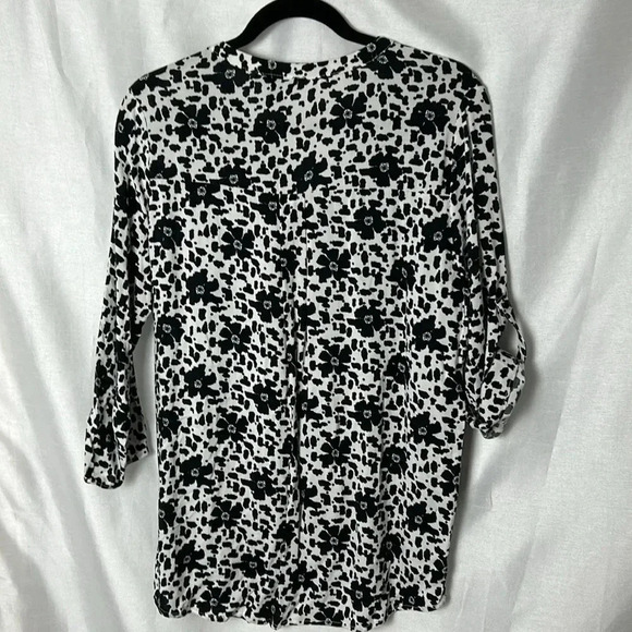 ILANCO NWT black & white abstract floral,  v neck , tie strap cuffs, hi low - Picture 7 of 14